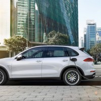 Porsche Cayenne S E Hybrid: слева сбоку