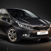 Kia сee'd: справа спереди