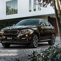 BMW X6: спереди слева