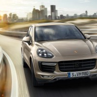 Porsche Cayenne Turbo: спереди