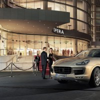 Porsche Cayenne Turbo: спереди слева