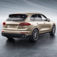 Porsche Cayenne Turbo: сзади справа