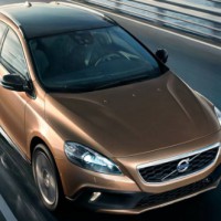 Volvo V40 СROSS Сountry: спереди справа