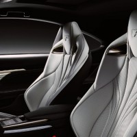 Lexus RC F: передние сидения