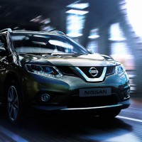 Nissan X-TRAIL: справа спереди