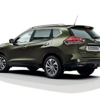 Nissan X-TRAIL: слева сзади