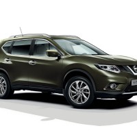 Nissan X-TRAIL: справа спереди