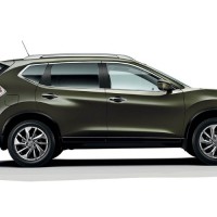 Nissan X-TRAIL: справа сбоку