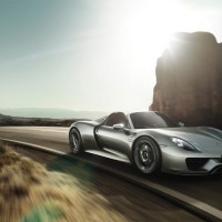 Porsche 918 Spyder: спереди справа