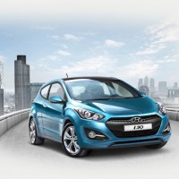 Hyundai i30 3dr: справа спереди