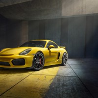 Porsche Cayman GT4: спереди слева