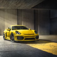 Porsche Cayman GT4: спереди справа