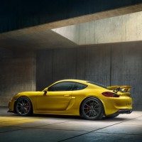 Porsche Cayman GT4: слева сбоку