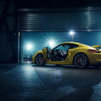 Porsche Cayman GT4: слева сбоку с открытой дверью