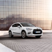 Citroen DS4: справа спереди