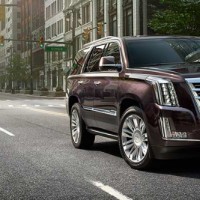 Cadillac Escalade: спереди справа