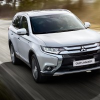 Mitsubishi Outlander: спереди справа