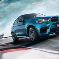 BMW X6 M: справа спереди