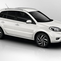 Renault Koleos: справа спереди