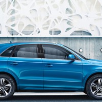 Audi Q3: справа сбоку