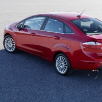 Ford Fiesta sedan: сзади слева