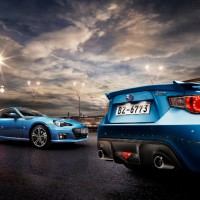 Subaru BRZ: сзади справа и спереди справа